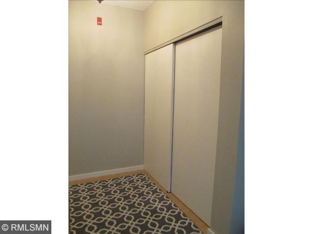 Large Entryway with closet - 7540 Edinborough Way
