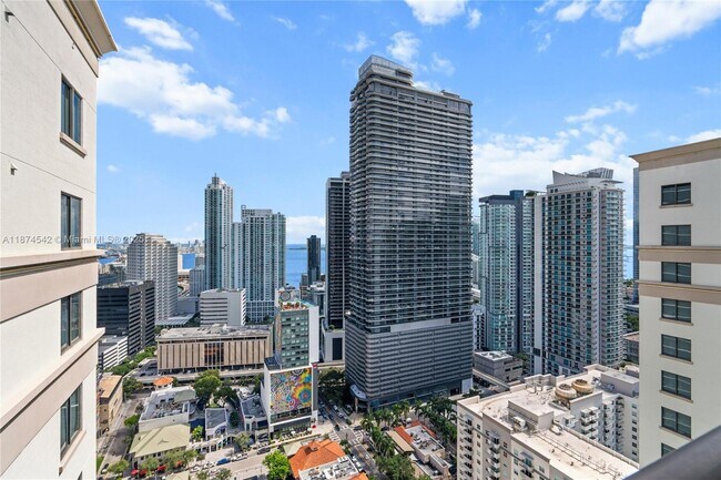 Building Photo - 999 SW 1st Ave