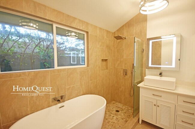 Building Photo - Live in Kailua Town!  Pet Friendly 3/2 wit...