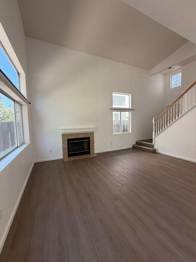 Building Photo - Gated Community Home in Cul-De-Sac
