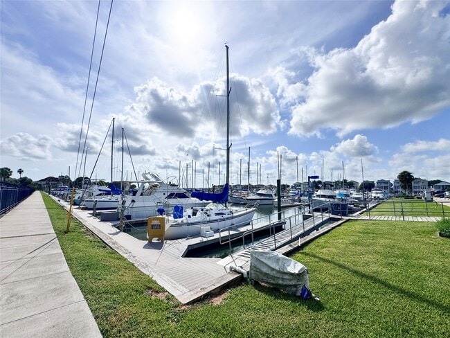 Building Photo - 203 Las Brisas St