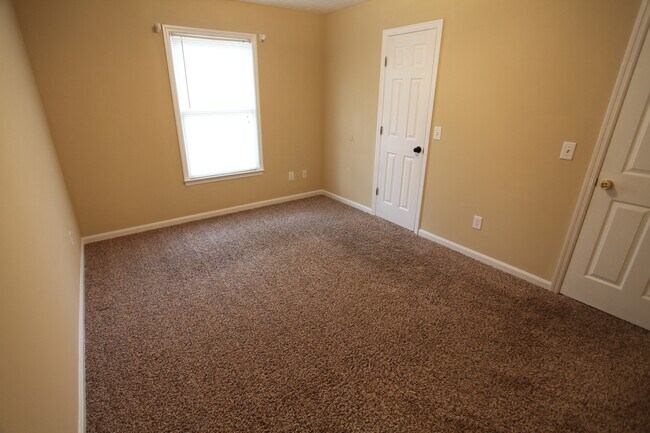 Building Photo - 3Bed/2Bath Residential House Available in August!