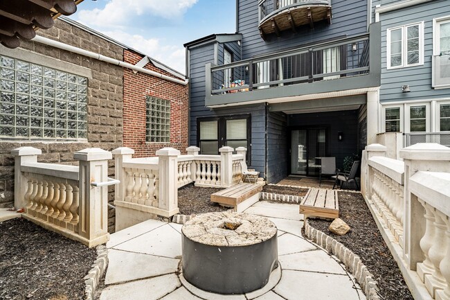 Building Photo - 235 E Market St