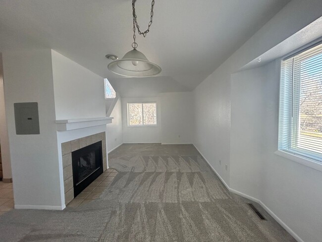 Building Photo - 2-Bedroom Condo Available in Boulder's Kin...