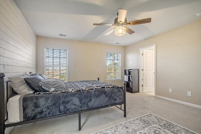 Building Photo - 838 Redbud Ln