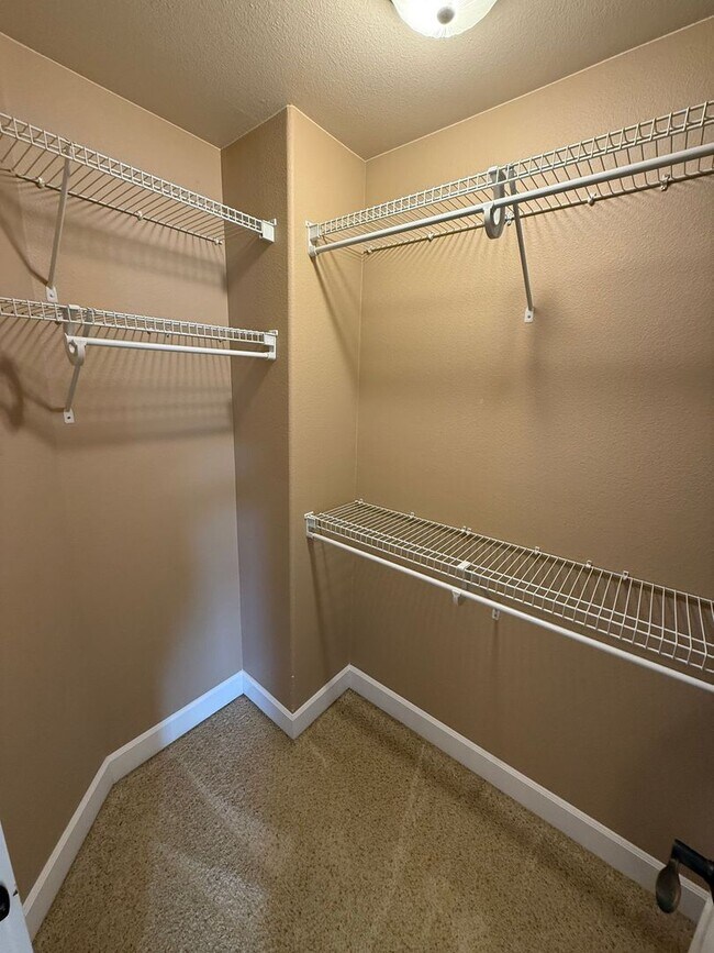 Building Photo - Stunning large 3 bedroom plus bonus rooms ...