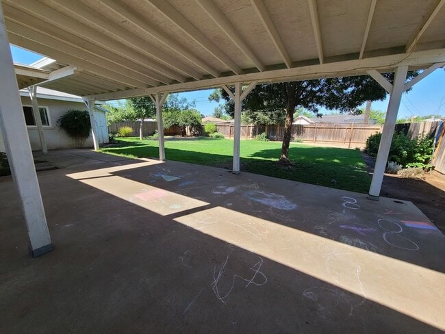 Building Photo - Unique single family home with a detached ...