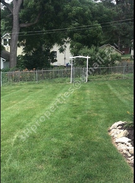 Building Photo - 5630 Erskine St