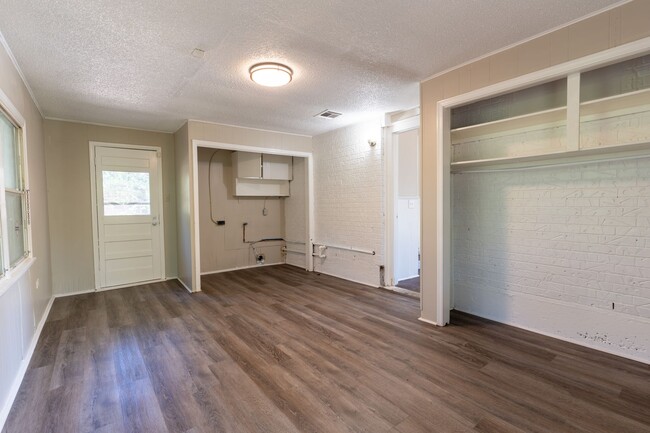 Building Photo - Midwest City Rent to Own!