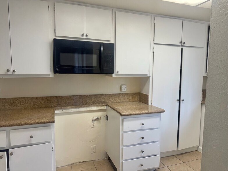 Building Photo - 831 N San Antonio Ave