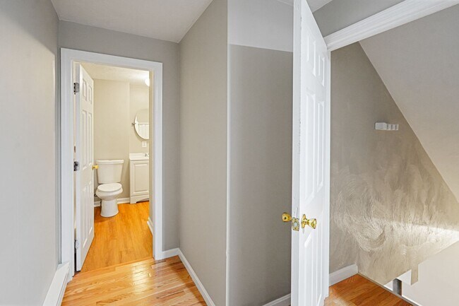 Building Photo - Modern, Cozy 2BR Home with Basement & Park...