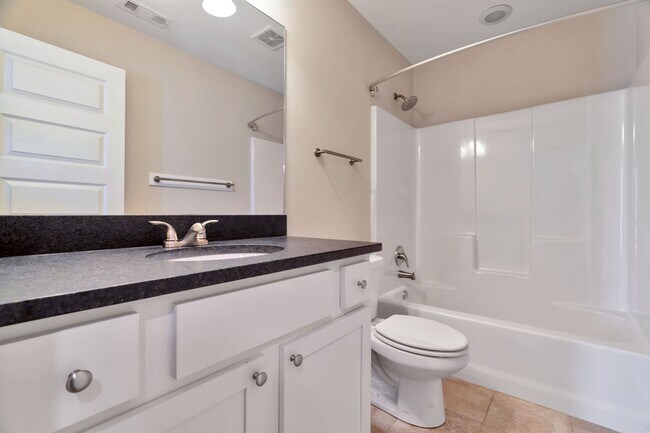 Building Photo - 3 Bed 2 Bath Home near Stonebridge Meadows Country Club