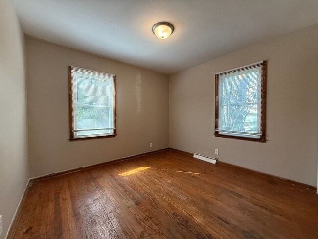 Building Photo - Centrally located 2 bed 1 bath duplex