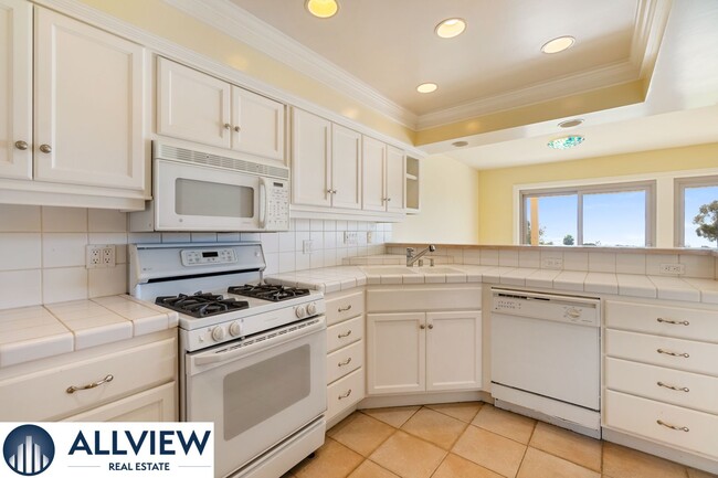 Building Photo - Ocean View 2 bed 2 bath townhome with brea...