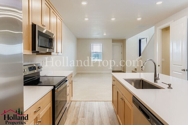 Building Photo - **SPECIAL OFFER $400.00 OFF FIRST MONTH RE...