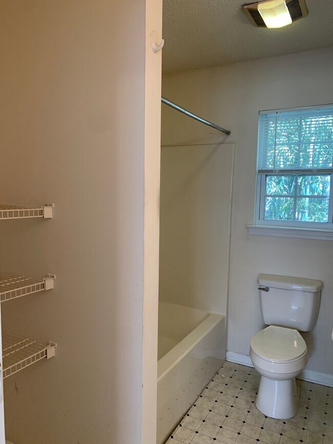Building Photo - 1 Bedroom 1 Bath Apartment over a Garage Available Now on Yaupon