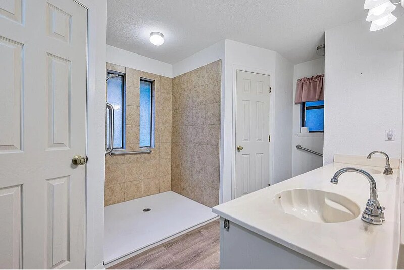 Building Photo - 411 Bluebonnet St