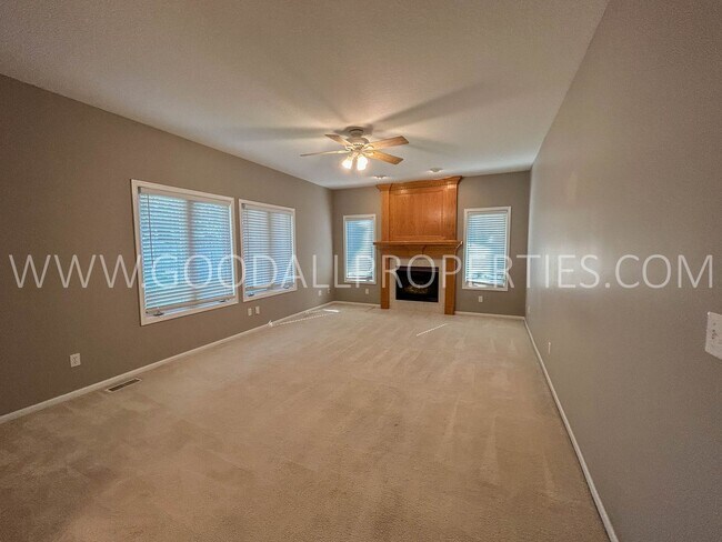 Building Photo - 3 Bedroom Single-Family home in West Des Moines with a fully fenced in yard!