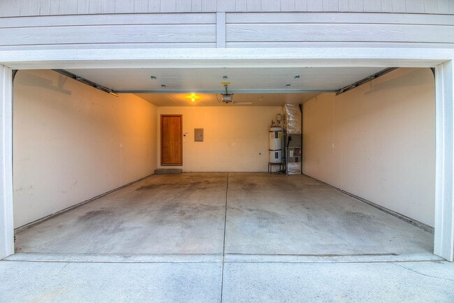 Building Photo - 1004 S 90th Ave
