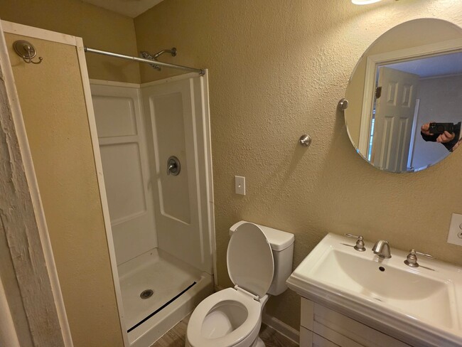 Building Photo - Charming 3 bedroom close to campus and I49