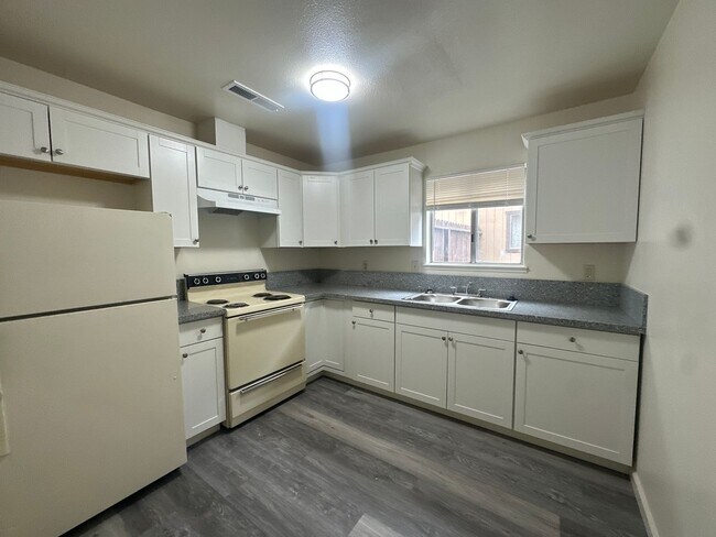 Building Photo - Gated community - Water, Garbage & Sewer I...