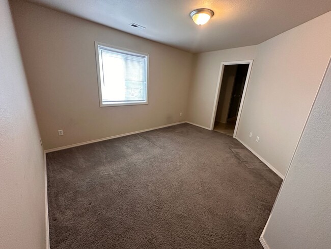 Building Photo - 3 bed, 3.5 bath townhome - Rd 68