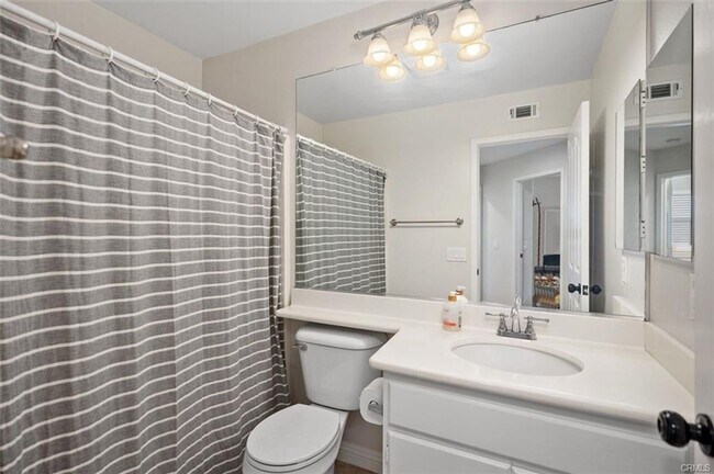 Building Photo - 3 bedroom in Gated Victoria Community!