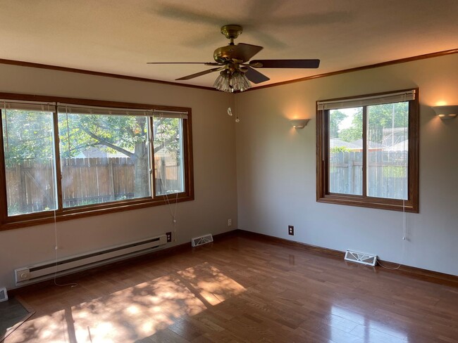 Building Photo - Charming Bungalow Available - Walk To Sout...