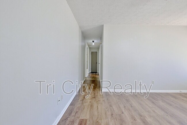 Building Photo - 210 Bella Rosa