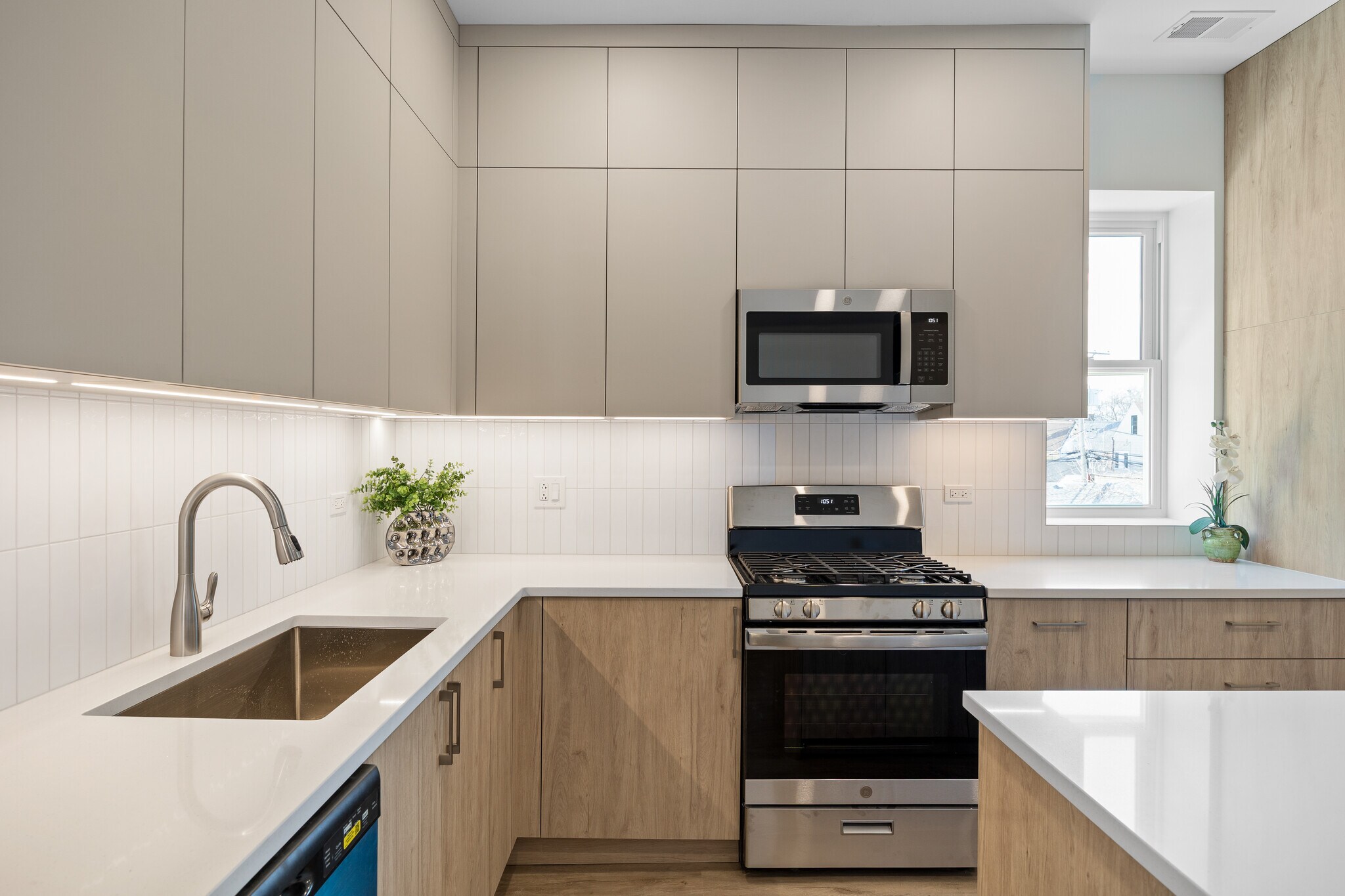 Building Photo - 2741 W Belmont Ave