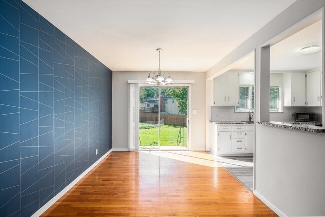 Building Photo - Move in special!! Beautiful 3BR/2BA w/ Garage & Fenced Yard