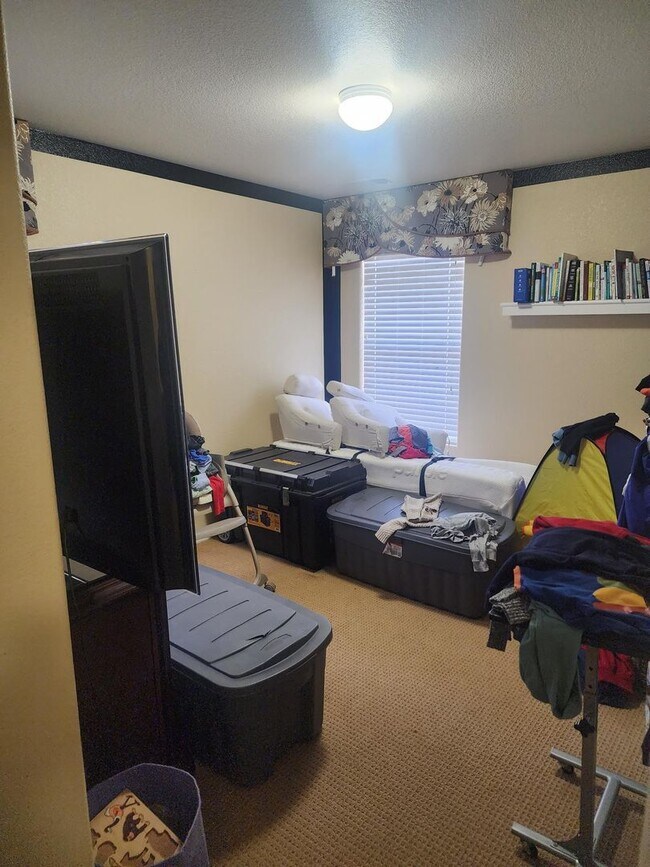 Building Photo - Spacious Townhome with Gorgeous Views & Th...