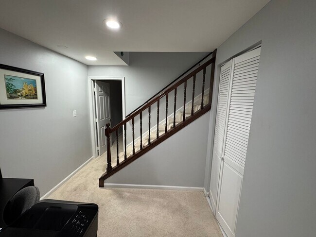 Building Photo - Gorgeous 5 Bed 3.5 Bath Single Family Home...