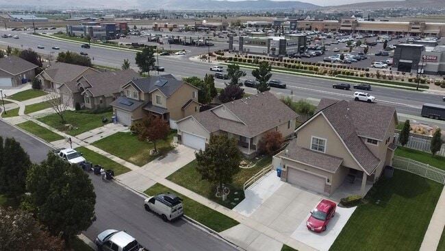 Building Photo - 723 N Aberdeen Way