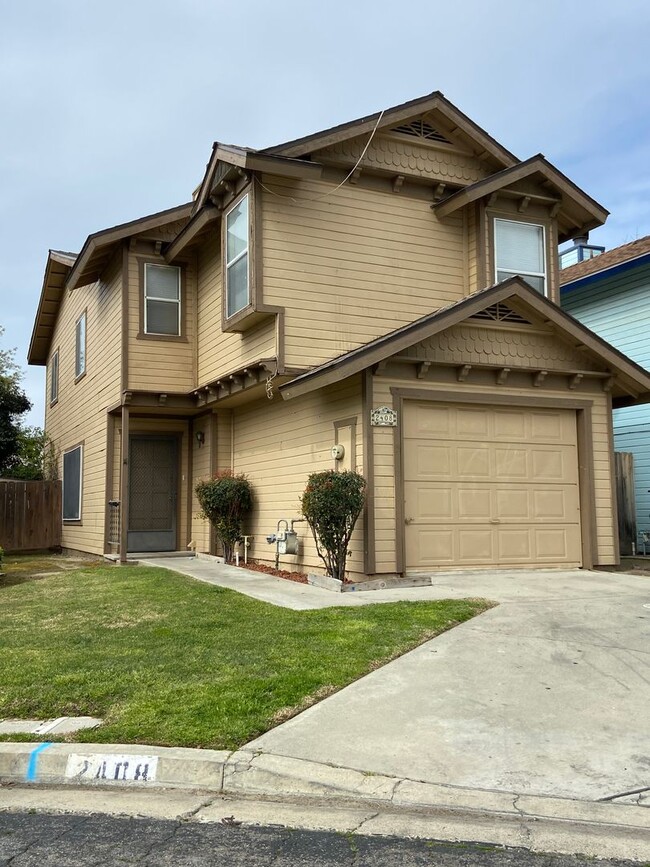 Primary Photo - Charming 3 Bed/2.5 Bath on Packwood coming...