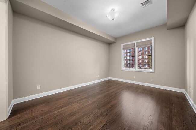 Building Photo - 1600 Kaufer Ln