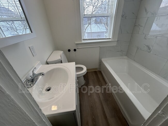 Building Photo - 27 Hilton St