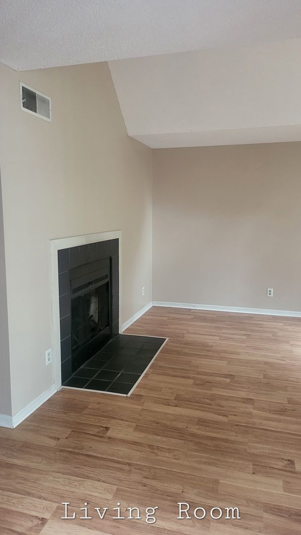 Building Photo - Recently remodeled condo in Clemmons, NC