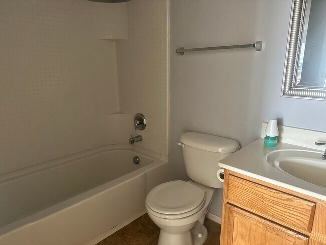 Building Photo - Cute single family home in Lake Point Community