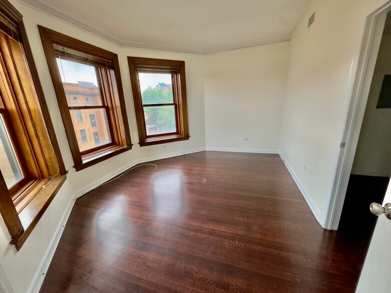 Building Photo - 559 W Surf St