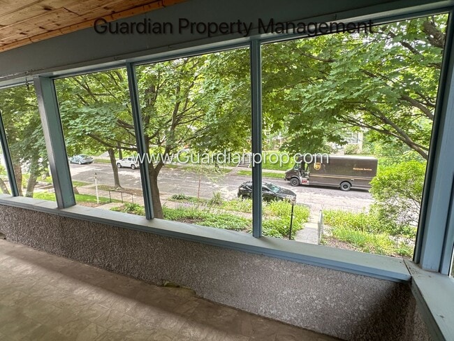 Building Photo - Linden Hills Upper Level Duplex, Sunroom, ...