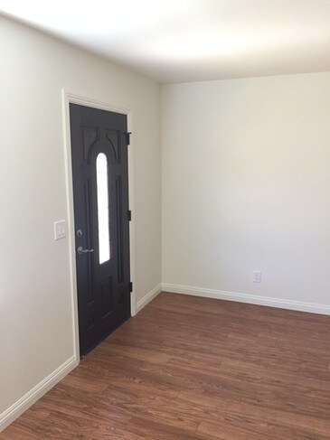 Building Photo - 922 W 25th St