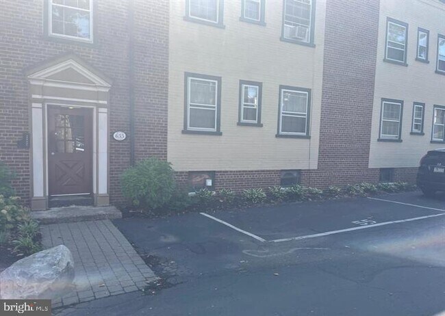 Building Photo - 633 Beulah Pl