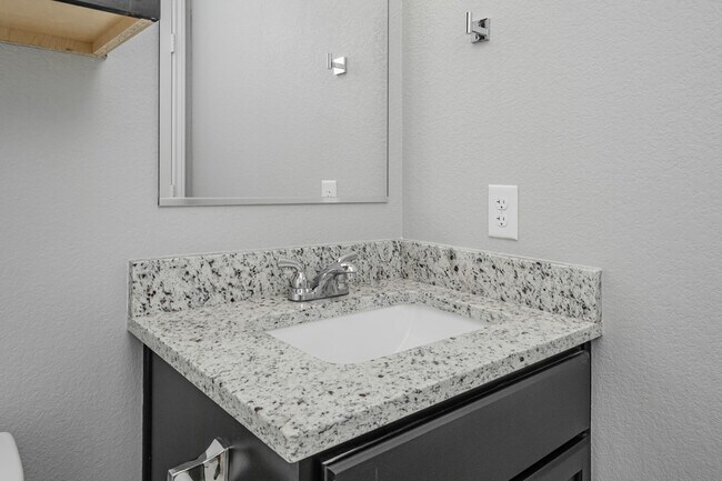 Building Photo - 521 Fallbrook Dr