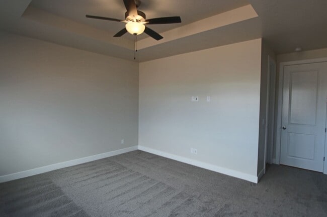 Building Photo - LIKE NEW: 2170+ SQFT and majestic VIEWS  3 Br 2.5 Ba 2 Car garage