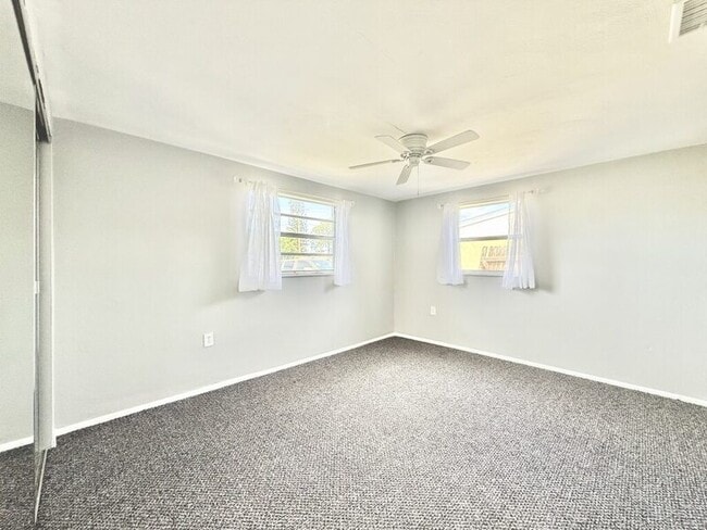 Building Photo - 1300 Classic Dr