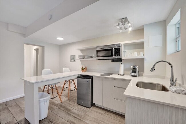 Building Photo - 3020 Seville St