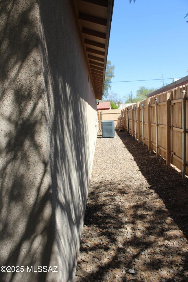 Building Photo - 2635 N Fremont Ave