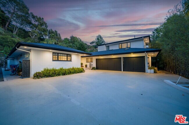Building Photo - 9023 Alto Cedro Dr