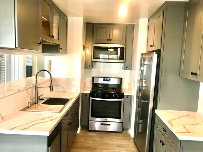 Building Photo - Gorgeous Remodeled Downstairs Apartment w/Patio+Prvt Laundry+Garage+Views of Canals